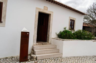 Fatima, Portekiz - 24 Mart 2025: Büyüleyici tarihi ev Lucia de Jesus Rosa dos Santos dış kapılı, Fatima, Portekiz