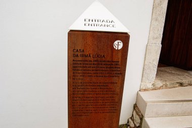 Fatima, Portekiz - 24 Mart 2025: Casa da Irma Lucia, Fatima, Portekiz hakkında tarihi bilgiler içeren ahşap plaket