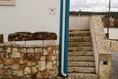 Fatima, Portekiz - 24 Mart 2025: Merdivenleri ve geleneksel Portekiz mimari unsurları olan bir köy taşı cephesi. Casa Dos Tios. 