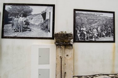 Fatima, Portekiz - 24 Mart 2025: Portekiz 'in Fatima kentindeki bir duvarda yerel tarih ve kültürü gösteren siyah ve beyaz fotoğraflar.