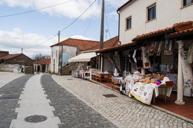 Fatima, Portekiz - 24 Mart 2025: Fatima, Portekiz 'de çeşitli yerel el sanatları ve ürünlerin sergilendiği geleneksel açık pazar.