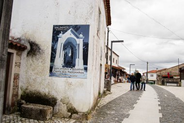 Fatima, Portekiz - 24 Mart 2025: Aljustrel 'de manzaralı bir sokak, Fatima' da kültürel unsurlar ve rahat ziyaretçiler.