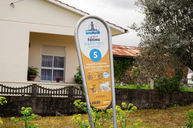Fatima, Portekiz - 24 Mart 2025: Portekiz 'in Fatima kentindeki işaretler turistler için önemli noktalara işaret ediyor