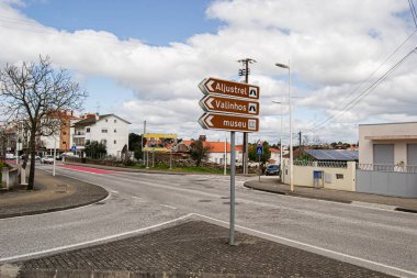 Fatima, Portekiz - 24 Mart 2025: Portekiz 'in Fatima şehrinde sokak sahnesi. Rua Dos Pastorinhos. 