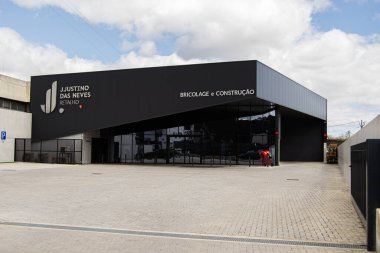 Fatima, Portekiz - 24 Mart 2025: Çağdaş mimari J. Justino Das Neves Fatima 'da bir inşaat ve ev gereçleri mağazası açtı.