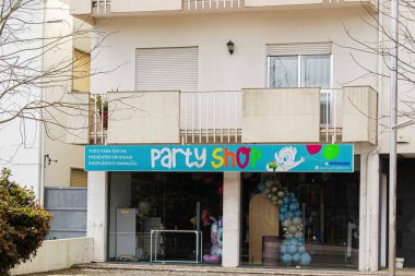 Fatima, Portekiz - 24 Mart 2025: Bulutlu bir günde Portekiz 'in Fatima kentindeki renkli parti malzemeleri mağazasının dışı