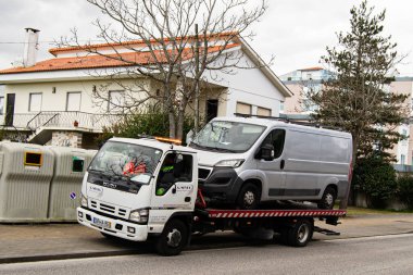 Fatima, Portekiz - 24 Mart 2025: Portekiz 'in Fatima kentinde gümüş bir minibüs taşıyan çekici