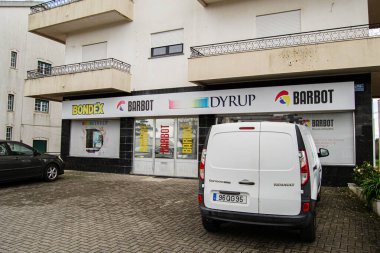 Fatima, Portekiz - 24 Mart 2025: Fatima, Portekiz 'de park halindeki arabalarla bir boya perakende mağazasının önü