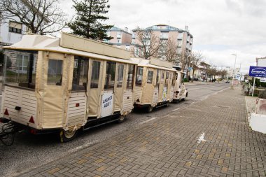 Fatima, Portekiz - 24 Mart 2025: Portekiz 'in Fatima kentindeki bir turist treninin sokak manzarası