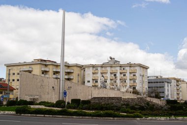 Fatima, Portekiz - 24 Mart 2025: Fatima, Portekiz 'de önemli bir heykel heykeli, binalar ve bulutlu bir gökyüzü.