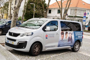 Fatima, Portekiz - 24 Mart 2025: Lancaster Koleji 'nin önde gelen dil ve matematik kurslarını tanıtan minibüs reklamları