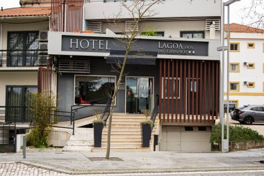 Fatima, Portekiz - 24 Mart 2025: Çağdaş otel Lagoa Dos Pastorinhos girişi Fatima, Portekiz 'de kendine özgü mimari tasarım sergilenirken yakalandı.