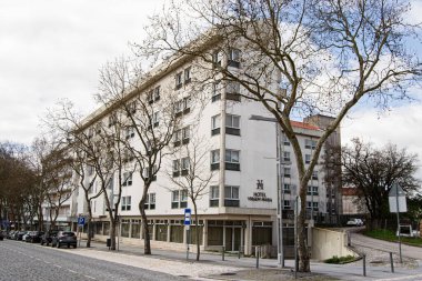 Fatima, Portekiz - 24 Mart 2025: Fatima, Portekiz 'deki çağdaş beyaz otel Virgem Maria binası, sokak ve ağaçlarla çevrili.