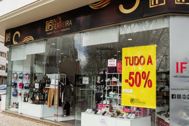 Fatima, Portekiz - 24 Mart 2025: Fatima Portekiz 'de mağaza önü Ines Ferreira moda ürünlerinde yüzde 50 indirim teklif ediyor