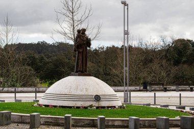 Fatima, Portekiz - 24 Mart 2025: Fatima Portekiz 'deki St.Anthony heykeli bulutlu gökyüzü ile halka açık bir ortamda sergilendi.