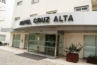 Fatima, Portekiz - 24 Mart 2025: Fatima, Portekiz 'de modern dış tasarımı ön plana çıkaran Cruz Alta Oteli.