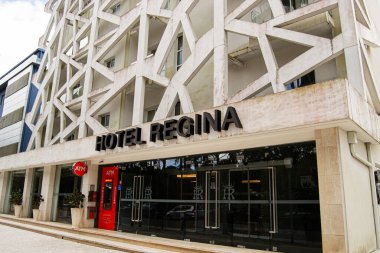 Fatima, Portekiz - 24 Mart 2025: Fatima 'daki Hotel Regina' nın ayırt edici mimarisi, ayrıntılı modern cephesini vurguluyor.