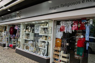 Fatima, Portekiz - 24 Mart 2025: Fatima 'da heykeller, giyim ve geleneksel eşyaların yer aldığı dini ve kültürel hediyelik eşya dükkanı.