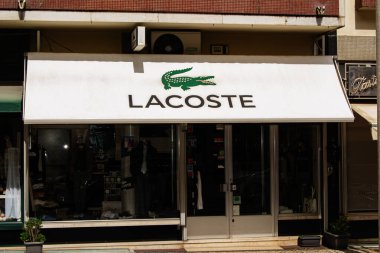 Fatima, Portekiz - 24 Mart 2025: Portekiz 'in Fatima kentindeki Lacoste perakende mağazası