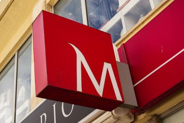 Fatima, Portekiz - 24 Mart 2025: Kırmızı İşaret Milenyum BCP Fatima 'daki bir mağazanın önünde beyaz M harfiyle gösteriliyor 