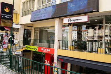 Fatima, Portekiz - 24 Mart 2025: Orta Fatima, Portekiz 'de çeşitli dükkanlar ve tabelalar