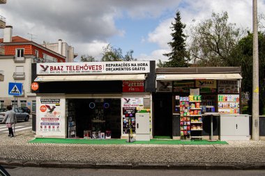 Fatima, Portekiz - 24 Mart 2025: Fatima, Portekiz 'de bulutlu gökyüzünün altında çeşitli mallara sahip küçük bir market