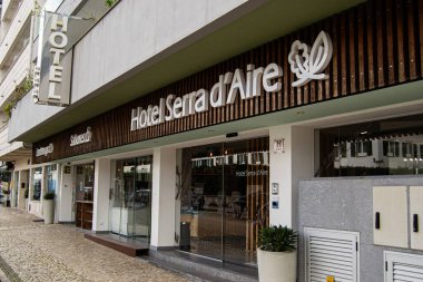 Fatima, Portekiz - 24 Mart 2025: Hotel Serra d 'Aire' nin zarif dış görünüşü çağdaş tasarımı ve tabelasını vurguluyor
