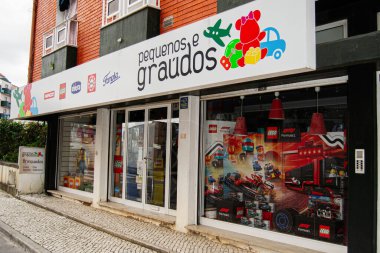 Fatima, Portekiz - 24 Mart 2025: Çekici ve canlı görsellere sahip Portekiz, Fatima 'da bir oyuncak dükkanının vitrini