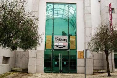 Fatima, Portekiz - 24 Mart 2025: Portekiz 'in Fatima kentindeki Porticus Galerileri girişi, modern mimari ve ağaçlar görünürde.