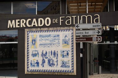 Fatima, Portekiz - 24 Mart 2025: Sanatsal fayanslar, yön işaretleri ve modern mimarinin yer aldığı Mercado de Fatima cephesi