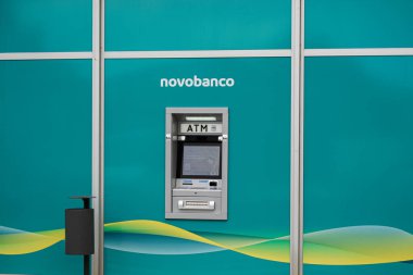 Fatima, Portekiz - 24 Mart 2025: Portekiz 'in Fatima kentinde bulunan Bank Novobanco ATM' si.