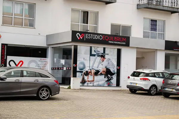 Fatima, Portekiz - 24 Mart 2025: Fatima, Portekiz 'de kişisel eğitim hizmetlerini destekleyen bir spor salonu