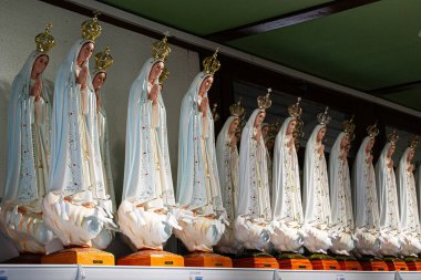 Fatima, Portekiz - 26 Mart 2025: Portekiz 'in Fatima kentindeki bir dükkanda taç takan Meryem Ana' nın Sırası