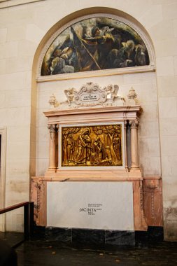 Fatima, Portekiz - 26 Mart 2025: Fatima 'daki tarihi bir yerde dekoratif dini yardım çalışmaları sergilendi. Haçın İstasyonları