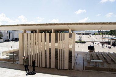 Fatima, Portekiz - 26 Mart 2025: Portekiz 'in Fatima kentindeki modern mimari, ziyaretçilerle dolu bir halk meydanı