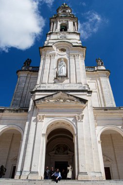 Fatima, Portekiz - 26 Mart 2025 Fatma, Portekiz 'de güneşli gökyüzü altındaki bir kilisenin çarpıcı mimari detayları
