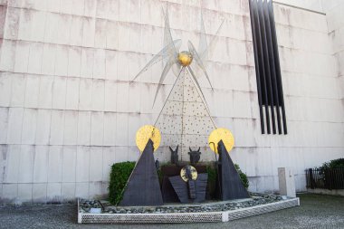 Fatima, Portekiz - 26 Mart 2025: Portekiz 'in Fatima şehrinde geometrik şekiller ve altın elementlerin yer aldığı çağdaş sanat eserleri ilgi çekici