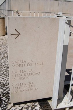 Fatima, Portekiz - 26 Mart 2025: Portekiz 'in Fatima kentindeki şapeller için oyulmuş taş işareti