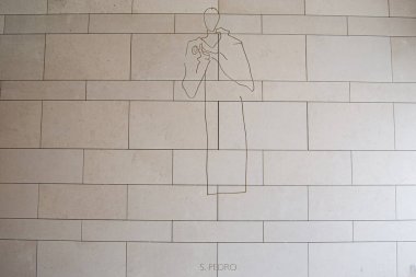 Fatima, Portekiz - 26 Mart 2025: Portekiz 'in Fatima kentindeki bir dini mekanda bir Aziz Pedro' nun minimalist duvar oyması.
