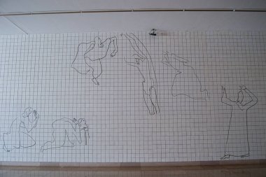 Fatima, Portekiz - 26 Mart 2025: Fayanslı bir duvar, çeşitli insan figürlerini tasvir eden geniş bir çizgi tablosuna sahiptir. İncil sahnesi.
