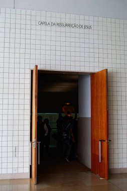 Fatima, Portekiz - 26 Mart 2025: Kilisenin iç manzarası açık kapılar ve Fatima 'ya giren ziyaretçiler.