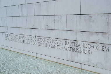 Fatima, Portekiz - 26 Mart 2025: Fatima 'da huzurlu bir ayarı olan taş bir yüzeye yazılmış kutsal bir pasaj.