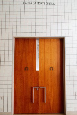 Fatima, Portekiz - 26 Mart 2025: Portekiz 'in Fatima şehrinde duvarlarla çevrili bir şapelin çift ahşap kapıları.