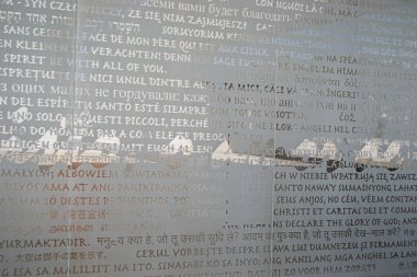Fatima, Portekiz - 26 Mart 2025: Portekiz 'in Fatima kentinde çekilen cam paneller üzerindeki dekoratif çok dilli ifadeler