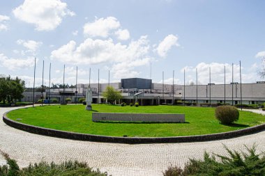 Fatima, Portekiz - 26 Mart 2025: Portekiz 'in Fatima şehrinde bir heykel bulunan, bitki örtüsüyle çevrili çağdaş yapı. Paul VI 'nin Pastoral Merkezi