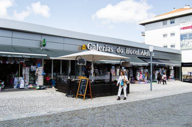 Fatima, Portekiz - 26 Mart 2025: Fatima, Portekiz 'de alışveriş alanı, hediyelik eşya dükkanları ve açık hava oturma yerleri.