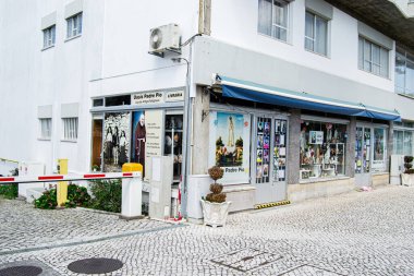 Fatima, Portekiz - 26 Mart 2025: Portekiz 'in Fatima şehrinde bir dini dükkan Peder Pio, kitaplar ve heykeller de dahil olmak üzere hediyelik eşya sergiliyor.