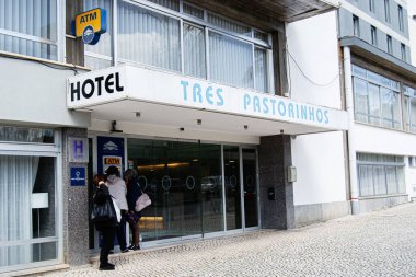 Fatima, Portekiz - 26 Mart 2025: Fatima 'da Tres Pastorinhos otelinin girişindeki insanlar,.
