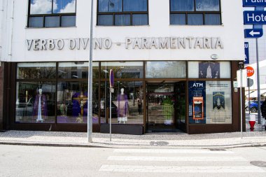 Fatima, Portekiz - 26 Mart 2025: Fatima Portekiz 'de din adamı kıyafetleri sergileyen bir Verbo Divino dini mağazasının önü