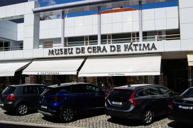 Fatima, Portekiz - 26 Mart 2025: Güneşli Fatima, Portekiz 'de araçlarla Museu de Cera De Fatima' nın ön görüntüsü